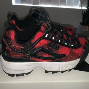Fila sneakers size 8.5 women’s. Super fashionable and comfy.